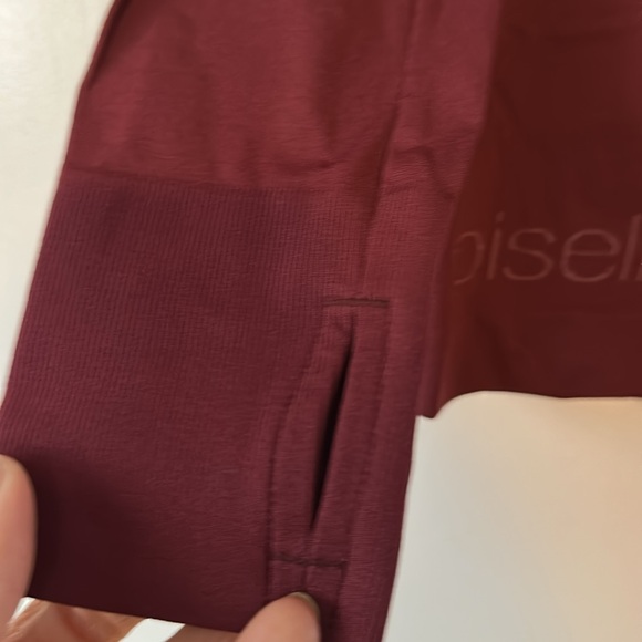 Oiselle long sleeve, with thumb holes - burgundy - Picture 3 of 4